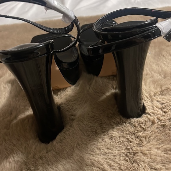 Very nice and new Lemon Drop by privileged Sandals - Picture 4 of 11